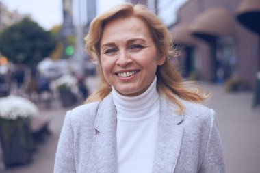 Sokakta poz güzel Olgun kadın