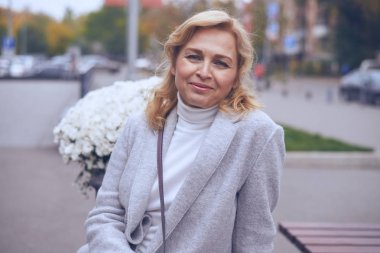 Sokakta poz çok mutlu olgun kadın