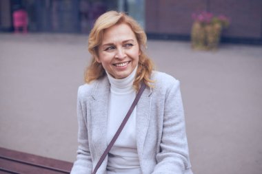 Gülümseyen bir yer arayan Olgun kadın