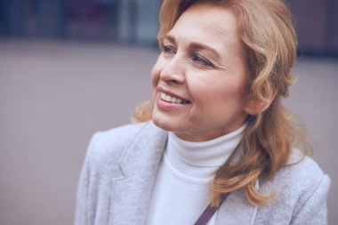 Sokakta bir yerde arayan Olgun kadın rüya