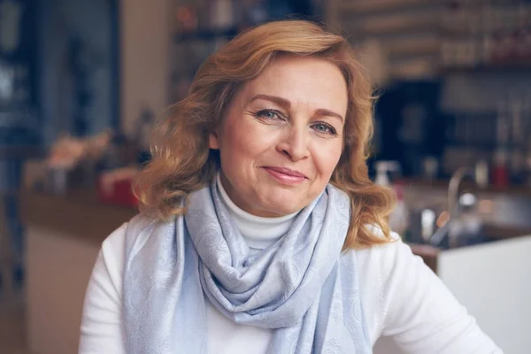 Happy mature woman looking at camera — Stock Photo, Image