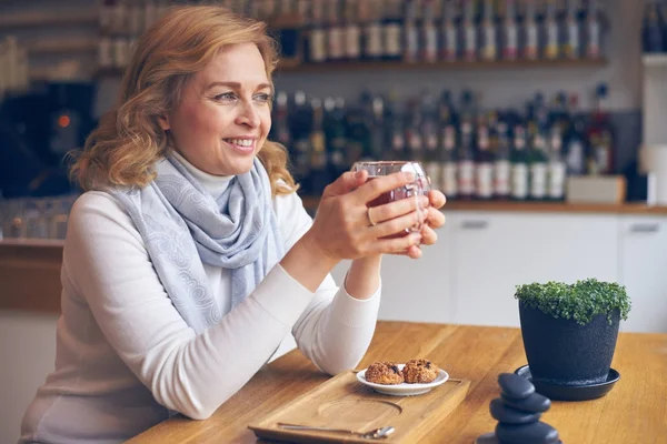 Blij volwassen vrouw genieten van een kopje thee — Stockfoto