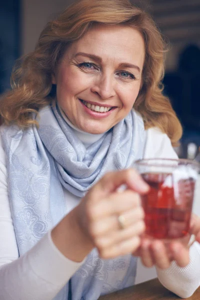 Όμορφη ώριμη γυναίκα, κρατώντας ένα φλιτζάνι τσάι στα χέρια — Φωτογραφία Αρχείου