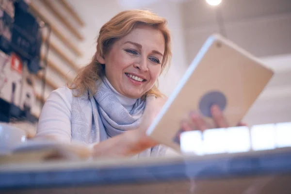 Sonriendo hermosa mujer usando tableta —  Fotos de Stock