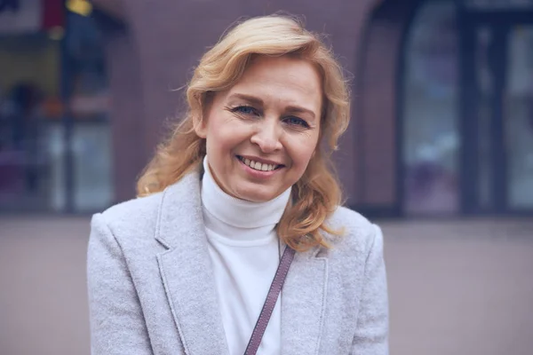 Splendida donna matura sorridente alla fotocamera — Foto Stock