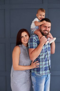 Küçük kızı Studio kamera poz ile gülümseyen Çift