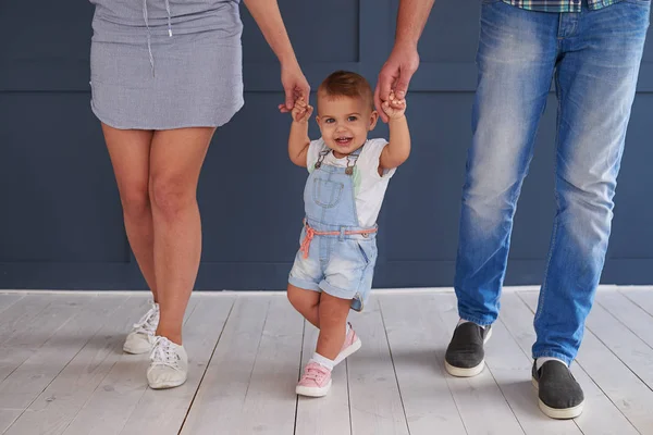 Eltern bringen süße kleine Tochter bei, im Zimmer zu gehen — Stockfoto