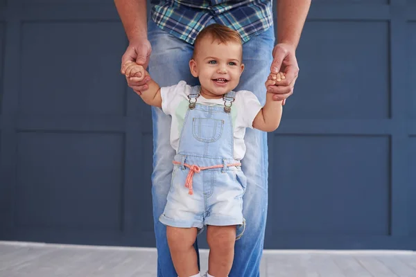 Küçük bebek kız babasıyla ilk adımlarını yapıyor — Stok fotoğraf