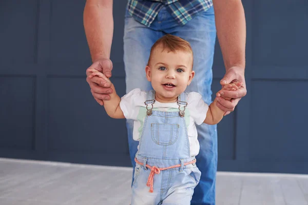 Sevimli küçük kızını adımları yaparken bir baba elele — Stok fotoğraf