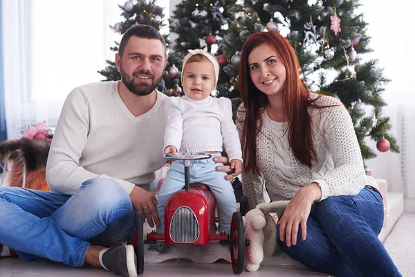 Portrait de famille de Noël avec fille liitle dans le salon — Photo