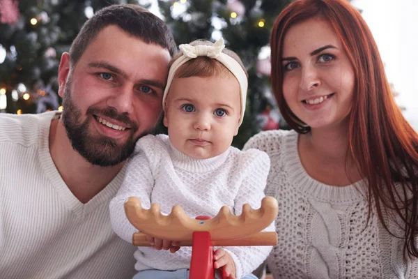 Bellissimo ritratto natalizio di giovane famiglia — Foto Stock