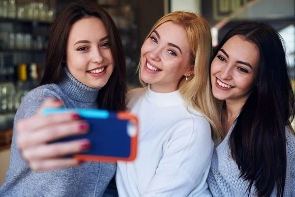 Beste vrienden maken selfie in café op overdag — Stockfoto