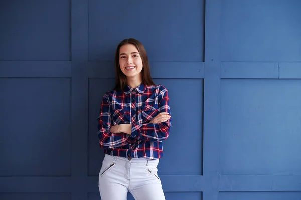 Smiling girl in looking at camera at studio — Stock Photo, Image