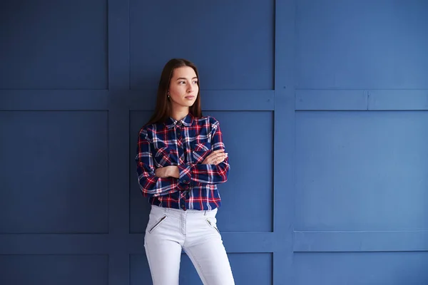 Ragazza con le mani incrociate guardando da parte — Foto Stock