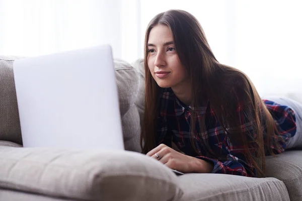 Elev surfa netto medan du arbetar på laptop — Stockfoto