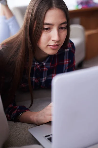 Pretty young girl browsing her laptop — Stock Photo, Image