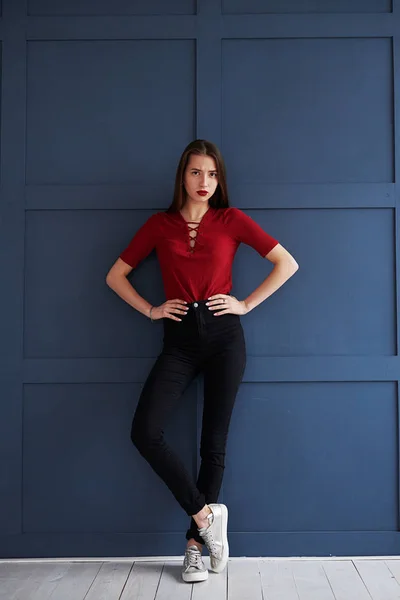 Verführerisch schlankes Model mit roten Lippen posiert im Studio — Stockfoto