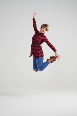 Ekose desenli gömlek ve atlama kot genç kadın