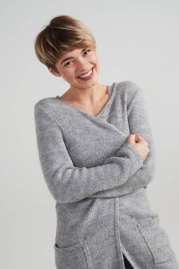 Kameraya poz duygusal gülümseyen kadın 