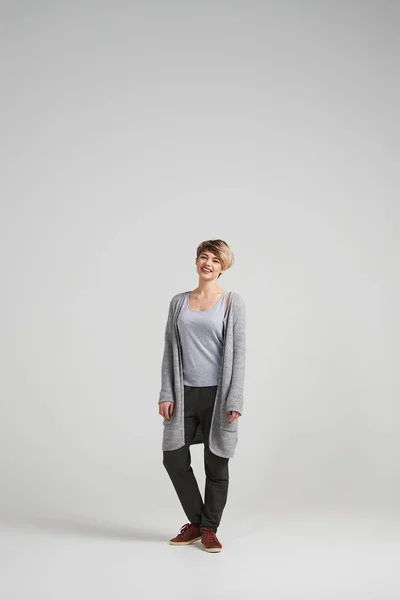 Atraktivní žena nosí svetr pózuje ve studiu — Stock fotografie