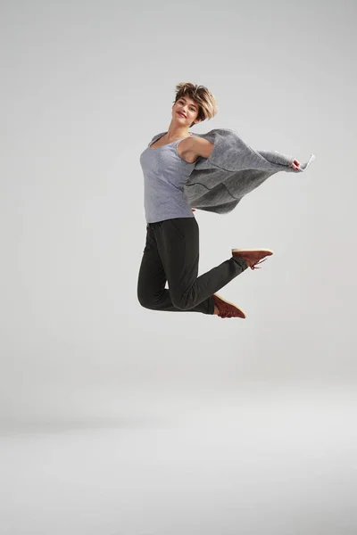 Mulher alegre pulando isolado no fundo branco — Fotografia de Stock