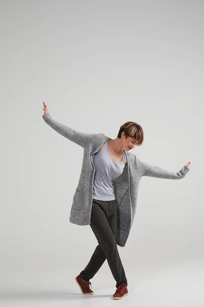 Joven mujer enérgica realizando danza en el estudio —  Fotos de Stock