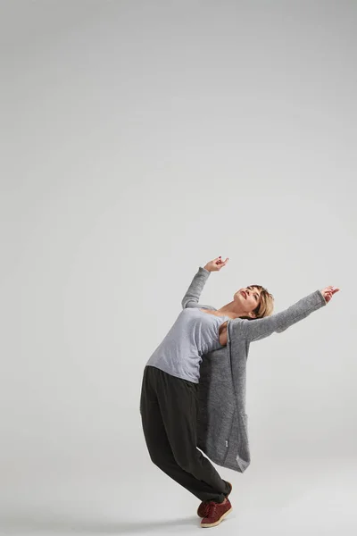 Schöne moderne Tänzerin beim Training im Studio — Stockfoto