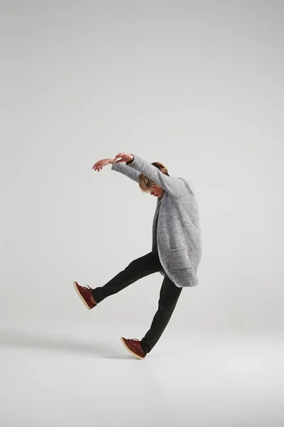 Trendy moderne danseres met korte kapsel uitwerkend in studio — Stockfoto
