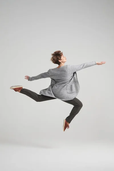 Stijlvolle vrouw uitvoeren van dans in studio — Stockfoto