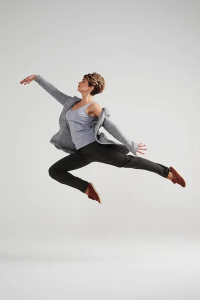 Szenvedélyes modern táncos nőt működő ki-nél stúdió — Stock Fotó