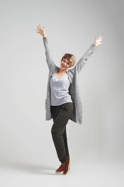 Frau hebt vor Aufregung im Studio die Hände — Stockfoto