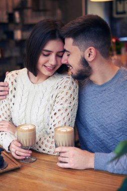 Café'de birbirine bakarak sevmek çift