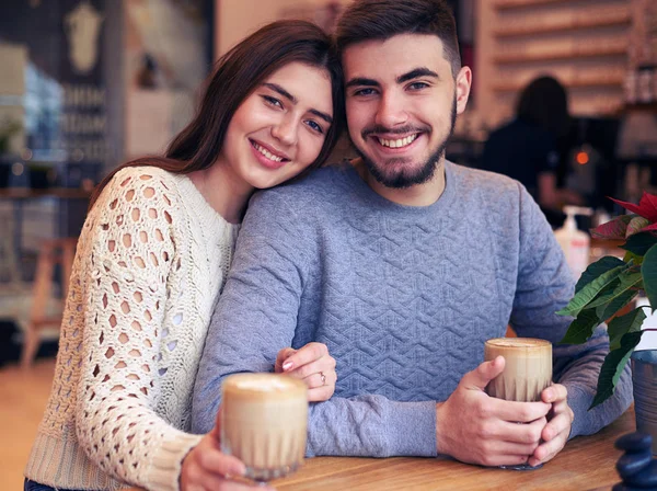 Milující pár kavkazských pití kávy v kavárně — Stock fotografie