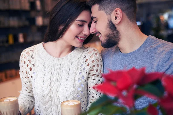 Mladý pár v lásce sedí v kavárně na sebe dívali — Stock fotografie