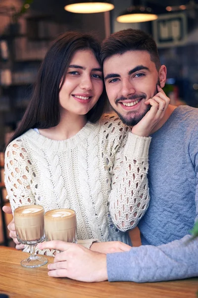Романтична пара зустрічається в кафе під час перерви на каву — стокове фото