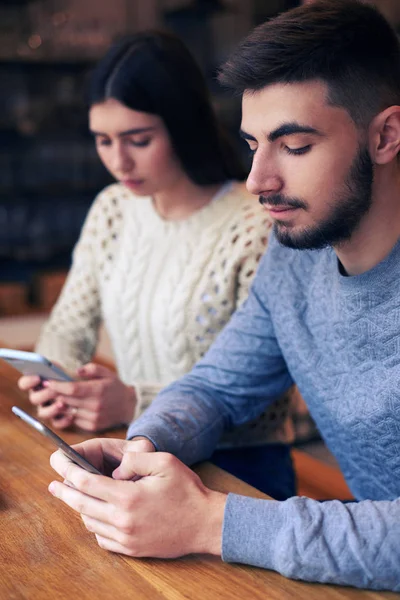 Çift birbirlerine café'de ihmal ederek akıllı telefonlar kullanarak