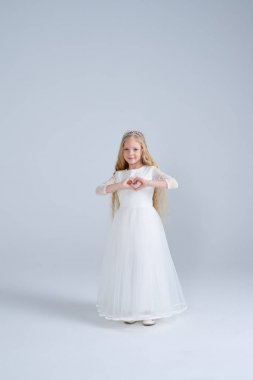 Çok güzel prenses elleri kalp şekil verme