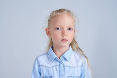 Küçük güzel sarışın kız