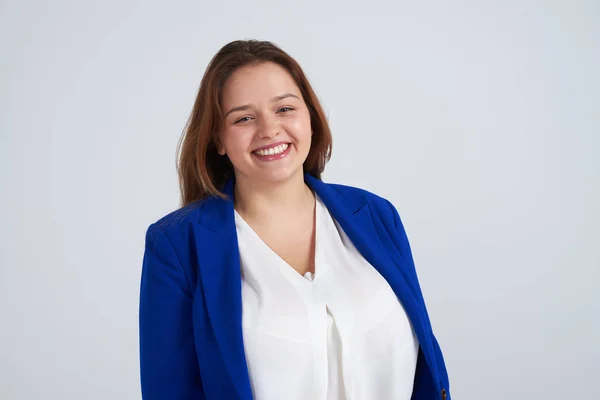 Mujer sonriente en el desgaste oficial posando en la cámara — Foto de Stock