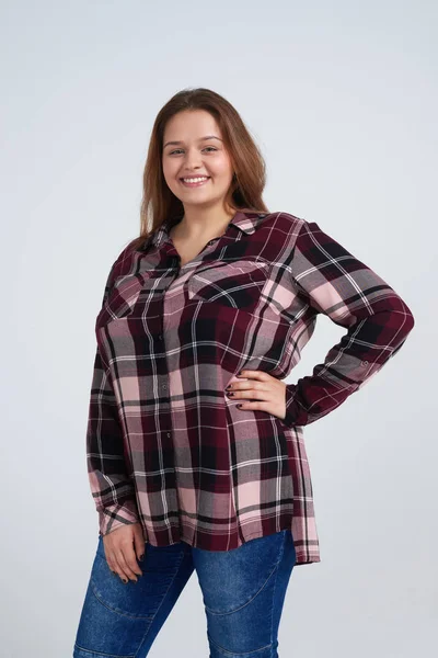 Menina lindo vestindo jeans e camisa sorrindo para a câmera — Fotografia de Stock