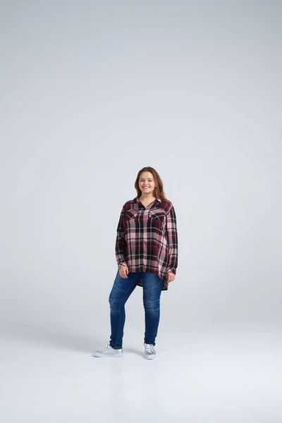 Mulher sorridente em camisa solta posando no estúdio — Fotografia de Stock