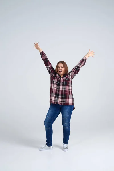 Schönes Mädchen in Hemd und Jeans mit ausgestreckten Armen — Stockfoto