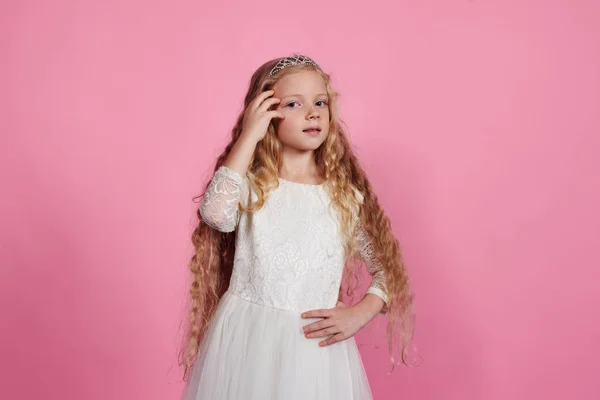 Blondes kleines Mädchen posiert in weißem Kleid und Diadem — Stockfoto