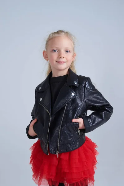 Kleines blondes Mädchen im Rock-Outfit posiert vor der Kamera — Stockfoto