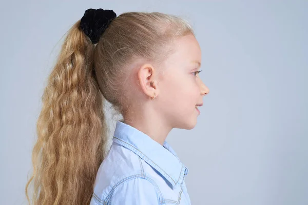 Beautiful girl with ponytail posing on background — Stock Photo, Image