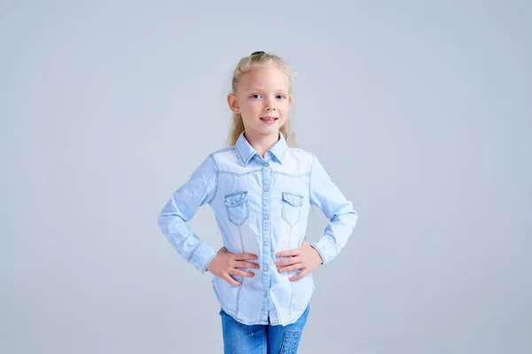 Blonde girl holding hands on waist posing at studio — Stock Photo, Image