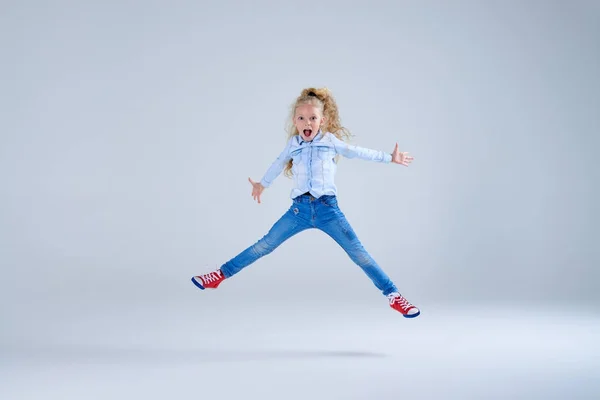 Laughing joyful girl jumping with outstretched hand — Stock Photo, Image