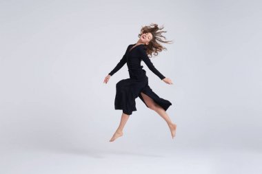 Havada uçan genç çekici kadın