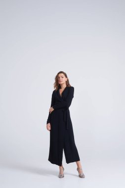 Muhteşem genç esmer stüdyoda poz çarpıcı