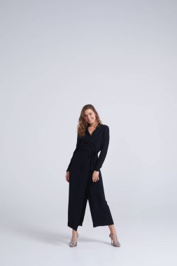 Çekici esmer model kameraya poz